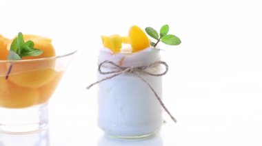 Beyaz arka planda izole edilmiş cam bir kavanozda turşu turşulu ev yapımı tatlı yoğurt.