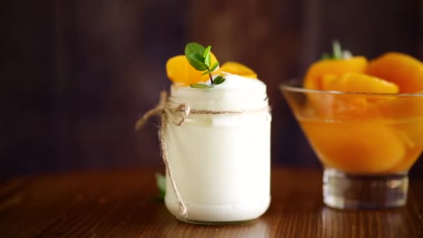 Zelfgemaakte Zoete Yoghurt Met Plakjes Gepekelde Perziken Een Glazen Pot — Stockvideo