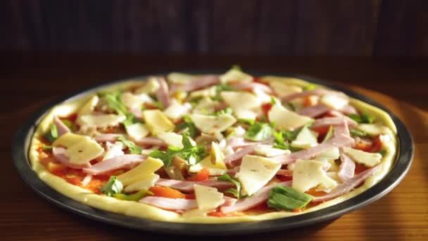 Pizza Crua Com Enchimento Variado Uma Forma Metálica Uma Mesa — Vídeo de Stock