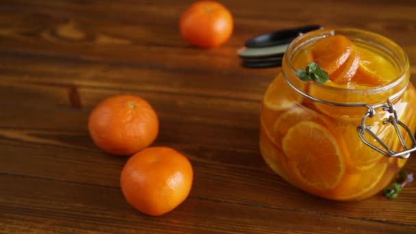 Süße Mandarinenmarmelade Glas Auf Einem Holztisch — Stockvideo