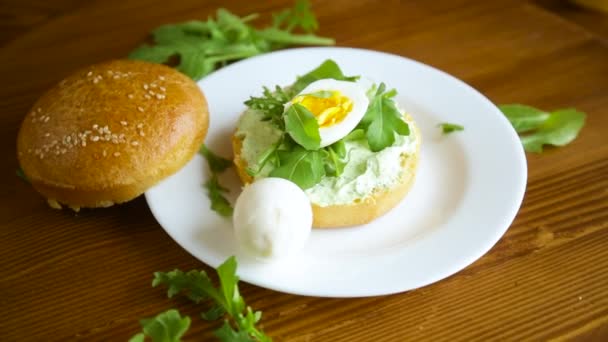 Pan Casero Con Queso Rúcula Fresca Huevo Cocido Plato Sobre — Vídeo de stock