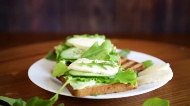 Salata yapraklı kızarmış ekmek, peynir ve mozzarella.