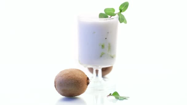 Hemgjord Söt Yoghurt Med Skivor Mogen Grön Kiwi Ett Glas — Stockvideo