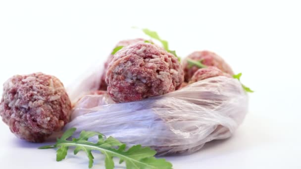 쇠고기와 돼지고기에서 나오는 미트볼 곁들인 돼지고기 — 비디오