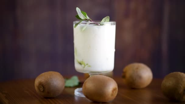 Zelfgemaakte Zoete Yoghurt Met Schijfjes Rijpe Groene Kiwi Een Glas — Stockvideo