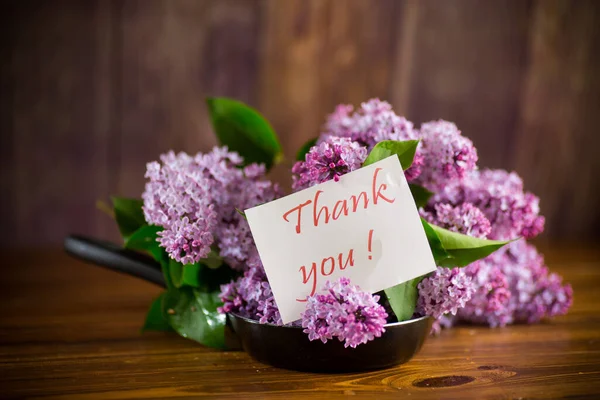 Ramo Hermosas Flores Primavera Lila Sobre Una Mesa Madera —  Fotos de Stock