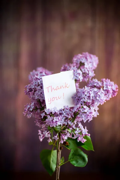 Bouquet Bellissimi Fiori Lilla Primaverili Uno Sfondo Legno — Foto Stock