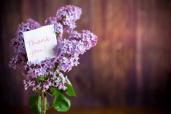 Bouquet Bellissimi Fiori Lilla Primaverili Uno Sfondo Legno — Foto Stock