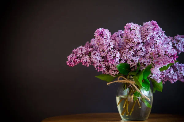 Mazzo Bei Fiori Lilla Primaverili Tavolo Legno — Foto Stock