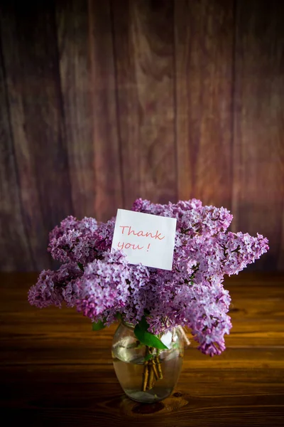 Buket Bunga Lilac Musim Semi Yang Indah Meja Kayu — Stok Foto