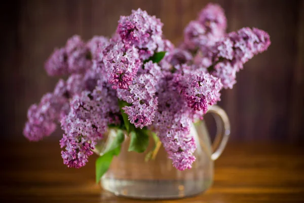 Букет Красивих Весняних Бузкових Квітів Дерев Яному Столі — стокове фото