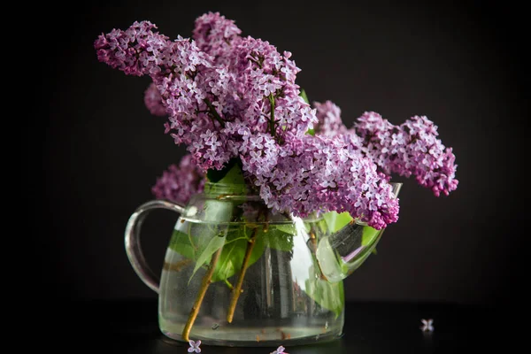 Mazzo Bei Fiori Lilla Primaverili Tavolo Legno — Foto Stock