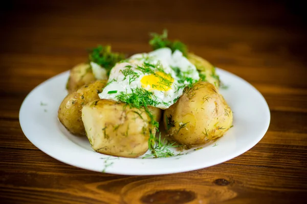 Kokt Tidig Potatis Med Stekt Ägg Och Dill Tallrik — Stockfoto