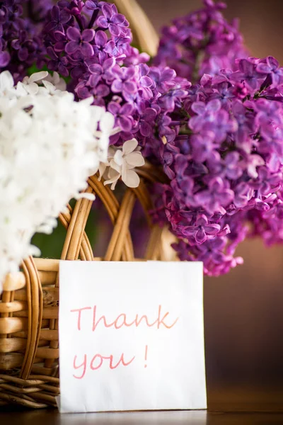 Ramo Hermosas Lilas Florecientes Una Canasta Sobre Una Mesa Madera —  Fotos de Stock