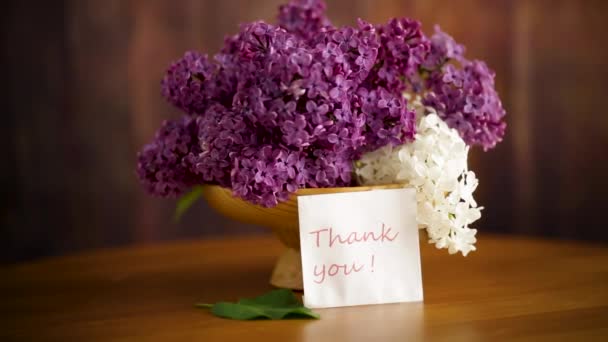 Ramo de hermosas lilas moradas en un jarrón de madera — Vídeo de stock