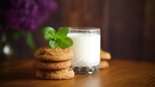 Haferflocken-Kekse mit einem Glas frischer Milch zum Frühstück — Stockvideo