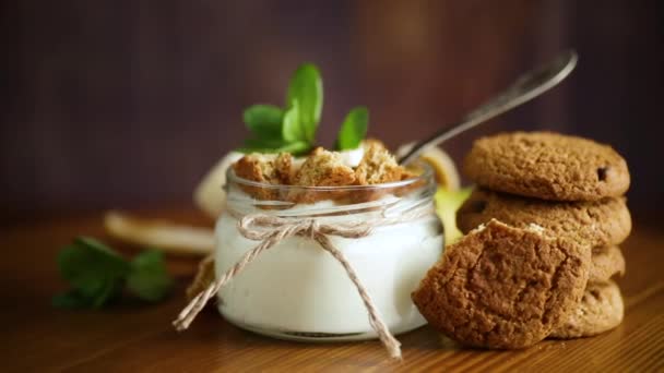 Sweet homemade yogurt with fresh bananas and slices of oatmeal cookies — Stock Video