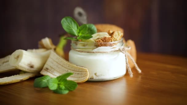 Yogurt casero dulce con plátanos frescos y rodajas de galletas de avena — Vídeos de Stock