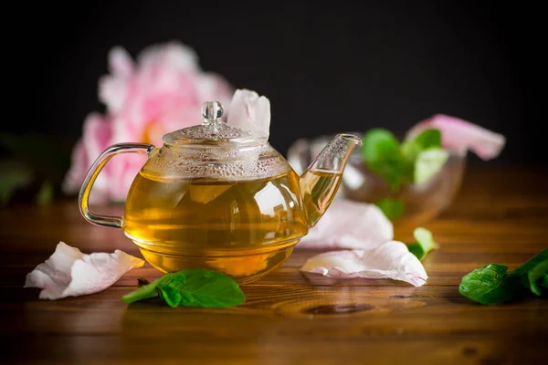 Chá Flor Verão Pétalas Rosa Bule Chá Vidro Uma Mesa — Fotografia de Stock