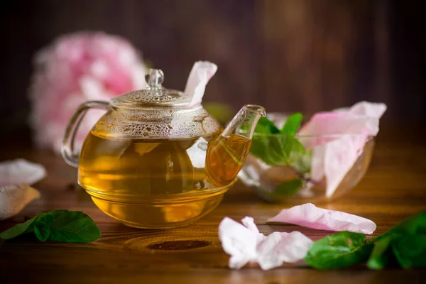 Chá Flor Verão Pétalas Rosa Bule Chá Vidro Uma Mesa — Fotografia de Stock