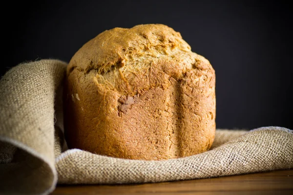 Pão Caseiro Assado Uma Máquina Pão Fundo Preto — Fotografia de Stock