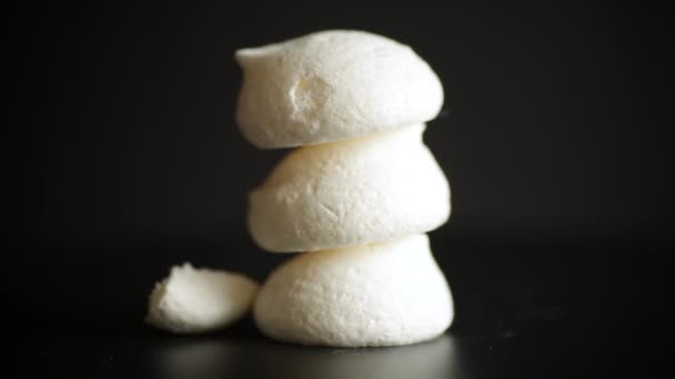 Dulces merengues blancos sabrosos con un mantel de arpillera — Vídeos de Stock