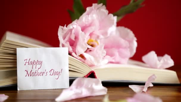 Peonía rosa hermosa flor, libro con una tarjeta de felicitación — Vídeos de Stock