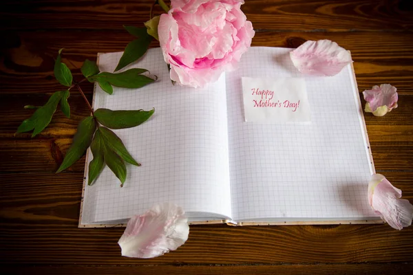 Rosa Schöne Pfingstrose Mit Blütenblättern Leerem Notizbuch Und Grußkarte Auf — Stockfoto