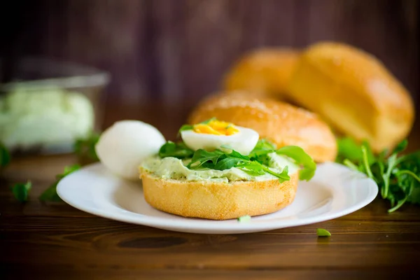 Homemade Bun Cheese Spread Fresh Arugula Boiled Egg Plate Wooden — Stock Photo, Image