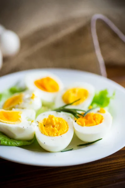 Uova Sode Con Foglie Insalata Piatto Tavolo Legno — Foto Stock