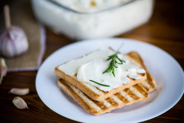 Gebakken Toast Brood Met Knoflookwrongel Vulling Een Houten Tafel — Stockfoto