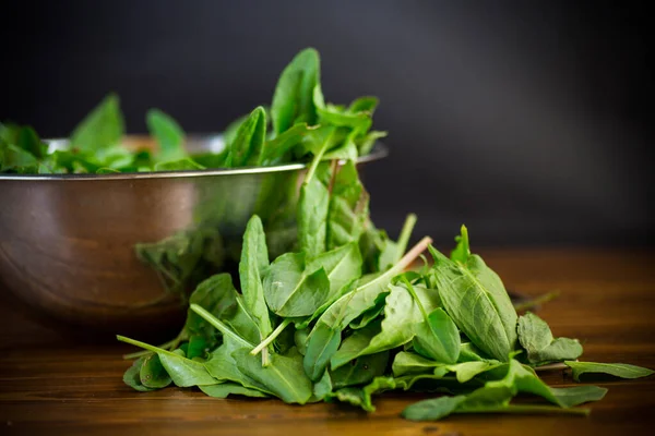 Frisch Geschnittene Bio Sauerampferblätter Auf Einem Holztisch — Stockfoto