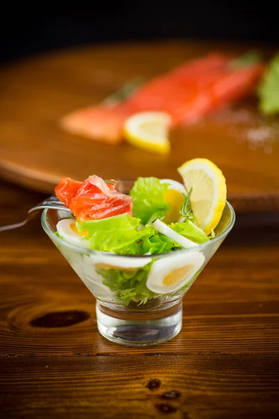 Salada Alface Com Salmão Salgado Ovos Cozidos Uma Mesa Madeira — Fotografia de Stock