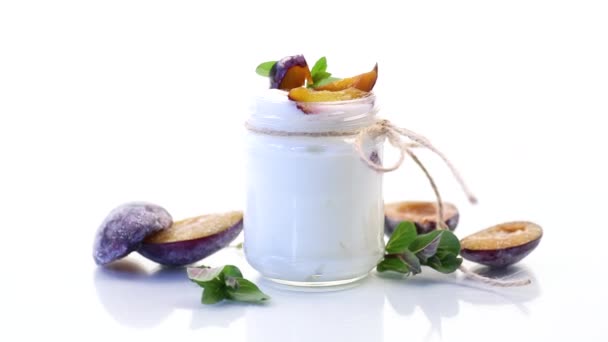 Yogurt dolce fatto in casa con fette di prugne mature in un bicchiere — Video Stock