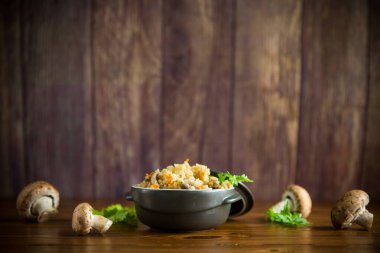 Masadaki seramik kasede mantarlı vejetaryen pilavı