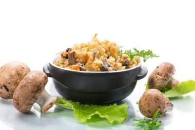 Beyaz arka planda izole edilmiş seramik kasede mantarlı vejetaryen pilavı.