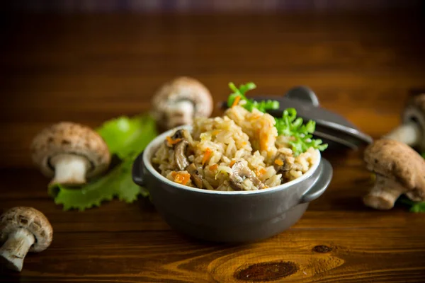 Vegetarisch Gekochter Reis Mit Pilzen Einer Keramikschüssel Auf Dem Tisch — Stockfoto