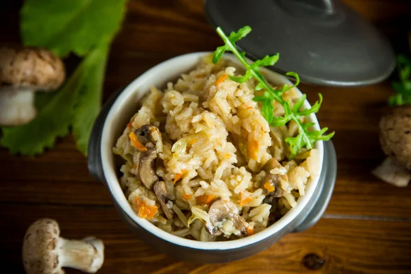 Arroz Cozido Vegetariano Com Cogumelos Uma Tigela Cerâmica Mesa — Fotografia de Stock