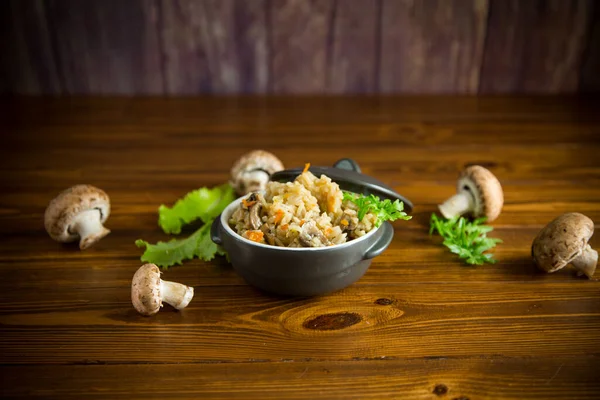 Vegetáriánus Főtt Rizs Gombával Egy Kerámia Tálban Asztalon — Stock Fotó