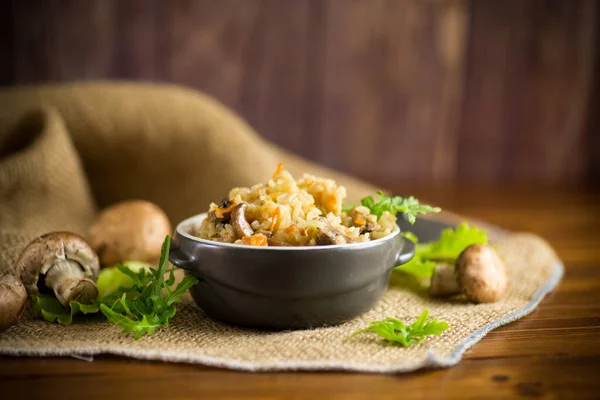 Vegetariánská Rýže Houbami Keramické Misce Stole — Stock fotografie