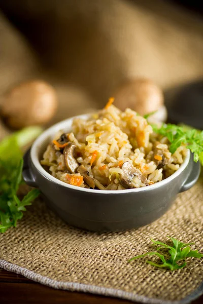 Vegetarisch Gekochter Reis Mit Pilzen Einer Keramikschüssel Auf Dem Tisch — Stockfoto