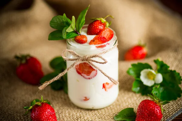 Sladký Domácí Jogurt Zralými Čerstvými Jahodami Sklenici Jamce — Stock fotografie