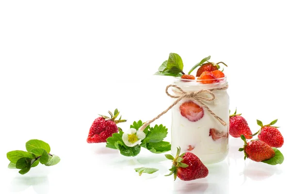 Γλυκό Σπιτικό Γιαούρτι Ώριμες Φρέσκες Φράουλες Βάζο Που Απομονώνεται Λευκό — Φωτογραφία Αρχείου
