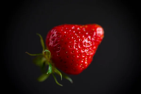One Red Ripe Strawberry Isolated Black Background — Stock Photo, Image