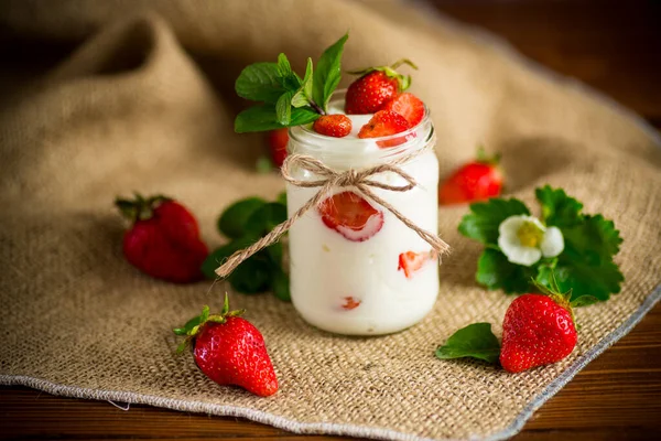 Sweet Homemade Yogurt Ripe Fresh Strawberries Jar Burlap — Stock Photo, Image