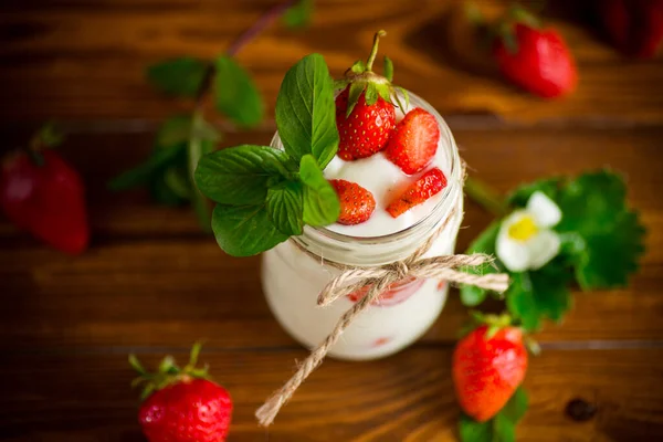 Γλυκό Σπιτικό Γιαούρτι Ώριμες Φρέσκες Φράουλες Βάζο Ξύλινο Τραπέζι — Φωτογραφία Αρχείου
