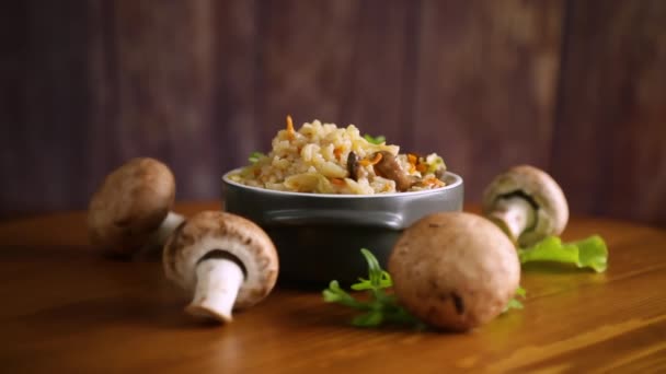 Arroz cozido vegetariano com cogumelos em uma tigela de cerâmica — Vídeo de Stock