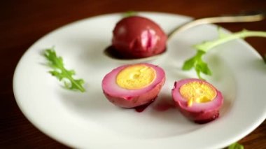 Salamura edilmiş tavuk yumurtaları ve pancar salamurası.