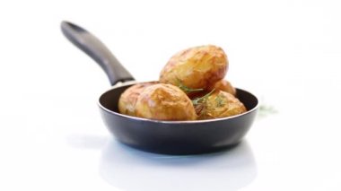 Tavada kızarmış taze patates.