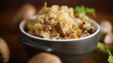 Seramik kasede mantarlı sebzeli pilav.